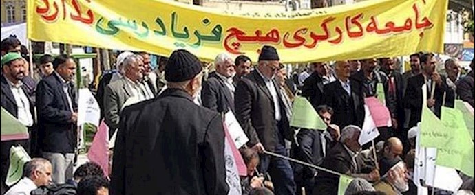 تجمع لعمال معمل صهر الحديد في مدينة اردبيل أمام ديون المحافظة