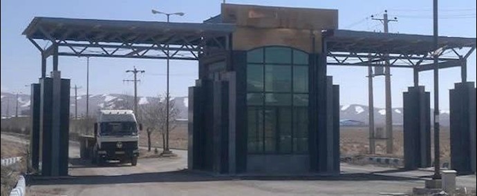 ايران.. مدينة کاشان – تجمع احتجاجي لعمال معمل ”برند”لانتاج نسيج بلي استر