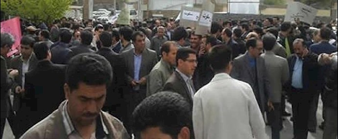 قناة اي بي سي نيوز الأمريکية: آلاف المعلمين في إيران يطالبون بزيادة الرواتب