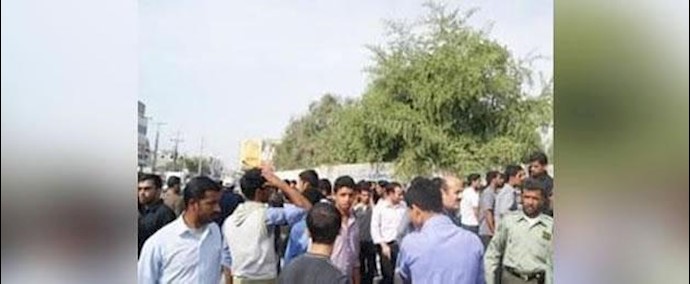 ايران.. تجمع احتجاجي للمعلمين في مدينة عسلوية وأعمال عنف وتهديد عملاء النظام لتفريقهم