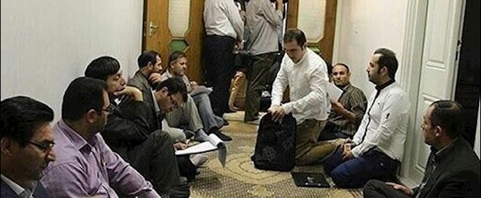 إيران- مدينة أردبيل.. صحفيون لوسائل الإعلام الحکومية يحتجون علی قطع التأمين
