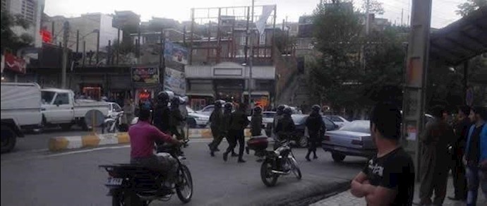 شباب مدينة مهاباد الشجعان ينزلون العقاب بحق عقيد في قوی الأمن الداخلي جزاء لجريمته