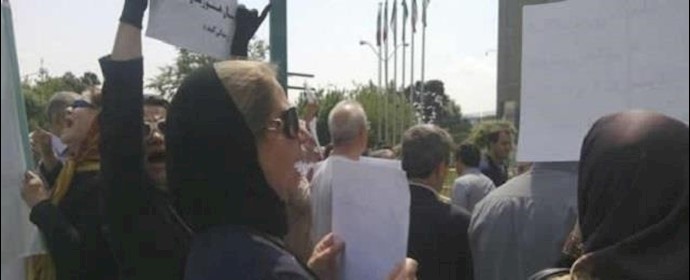 طهران.. تجمع احتجاجي لأعضاء تعاونية السکن لمجمع القضاة مقابل الباب الشمالي لبرلمان النظام