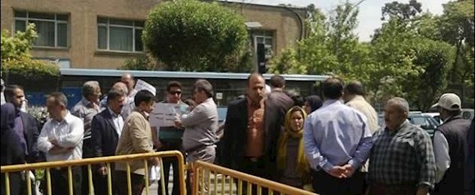 إيران.. طهران- عدد من أعضاء تعاونية السکن لـ «مجمع القضاة» ينظمون تجمعا احتجاجيا أمام برلمان النظام الرجعي