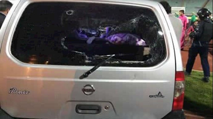 أبناء مدينة تبريز الغاضبون يشتبکون مع عناصر الأمن الداخلي ويحرقون ممتلکات ملعب المدينة
