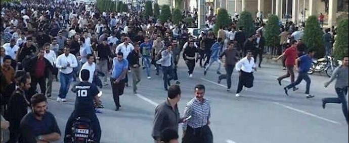 أهالي مهاباد الغاضبون يخرجون إلی الشوارع ويضرمون النار في فندق احتجاجاً علی جرائم عناصر وزارة المخابرات