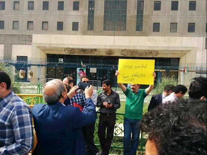 عدد المعلمين المحتجين أمام برلمان النظام يتجاوز ستة آلاف