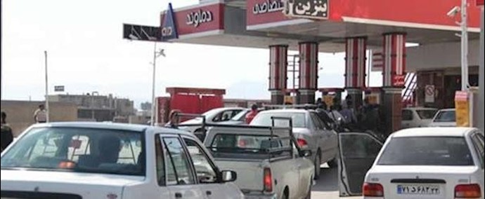 احتجاجات شعبية علی ازدياد أسعار الوقود وإضرام أحد راکبي الدراجات النارية النار في نفسه