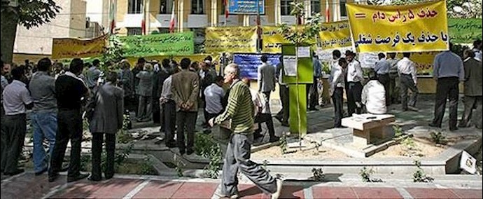 إيران.. تجمع أکثر من 500 من أصحاب المواشي من 6 محافظات أمام مکتب الملا روحاني