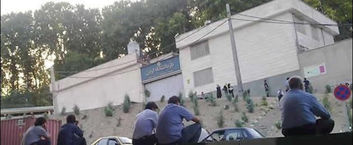 إيران .. طهران – اليوم الثاني لتجمع عوائل السجناء السياسيين أمام سجن «إيفين»