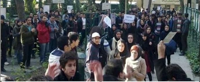 ايران.. طهران – تجمع احتجاجي لطلالب الجامعة العلم والصناعة