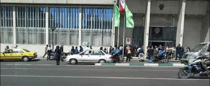 طهران- تجمع لأصحاب الأسهم لقاعة بورصة«حافظ»