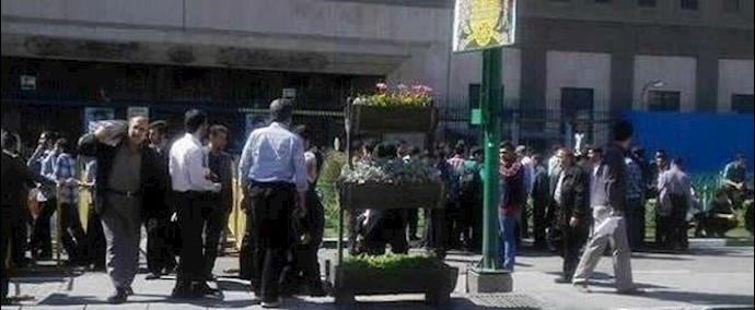 طهران- تجمع احتجاجي لموظفي شرکة الاتصالات الايرانية أمام برلمان النظام الإيراني