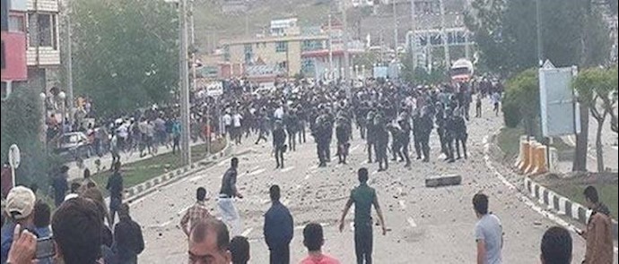 انتفاضة أهالي مدينة مهاباد احتجاجا علی مصرع شابة في مواجهة التعرض عليها من قبل عنصر مخابراتي