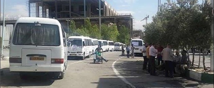 إضراب سائقي الحافلات الصغيرة لمعرض الکتاب بمدينة طهران عن العمل