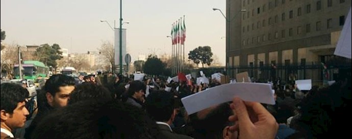 طهران - احتجاج المعلمين أمام برلمان النظام