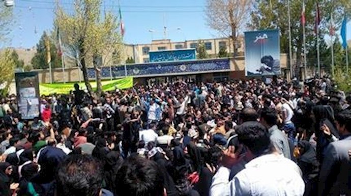 ايران .. شهرکرد- تجمع احتجاجي لمجموعة من عمال البلدة الصناعية