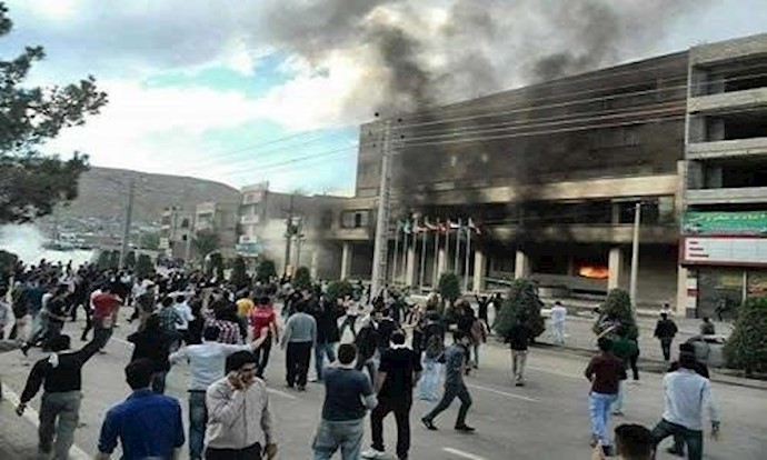 الشباب المهاباديون يضرمون النار في صورالخامنئي والخميني المنبوذين في مستوی المدينة