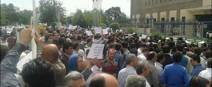 معلمو شيراز،أهواز،ساري،اسلام آباد وکرمنشاه ينضمون إلی تظاهرات المعلمين العارمة