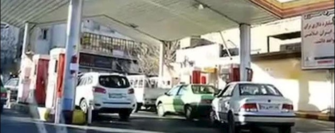 إيران... بندر عباس- تطويق محطات تعبئة الوقود خوفا من ردود المواطنين علی غلاء البنزين