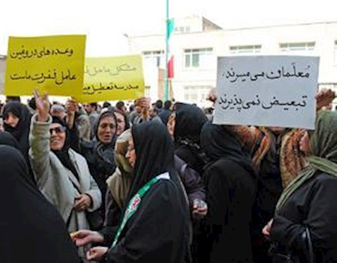 طهران- تجمع احتجاجي لعدد من التدريسيين أمام برلمان النظام