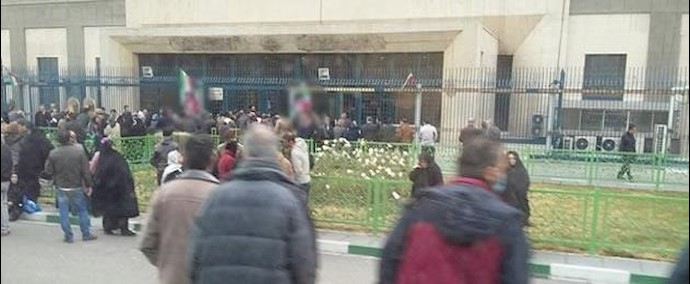 طهران- ألف من طالبي «مسکن مهر» ينظمون تجمعا أمام برلمان النظام المتخلف