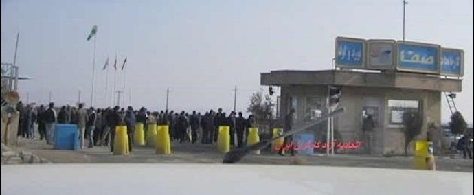 إيران.. ساوه ـ تجمع احتجاجي ينظمه عمال مصنع «صفا» للشلمان والأنابيب أما قائممقامية المدينة