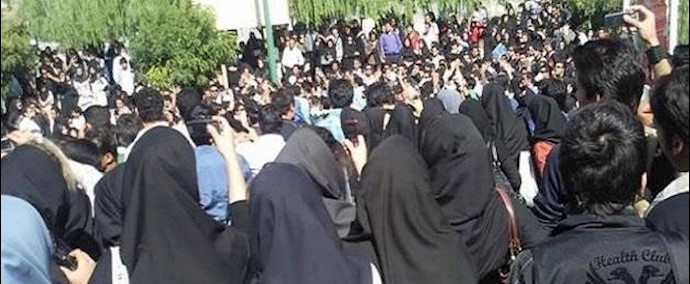 إطلاق شعار الموت للديکتاتور من قبل الطلاب أثناء حضور الملا روحاني الجامعة الحرة بطهران