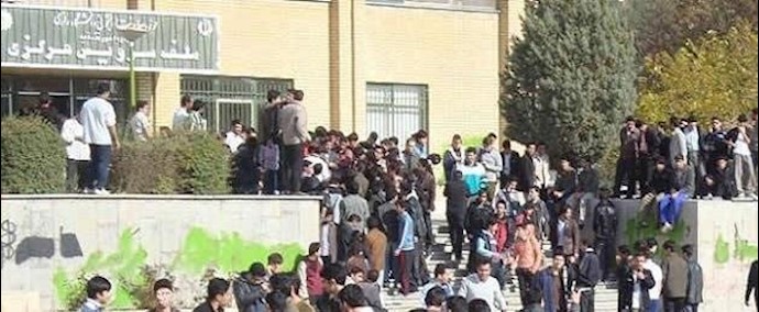 ايران .. کرمانشاه - احتجاج لطلبة جامعة رازي