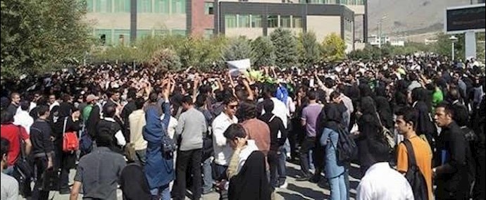 ايران..طهران-تجمع احتجاجي لطلاب طب الاسنان للجامعة الحرة