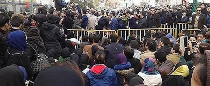 غضب متزايد للممرضين ضد النهب والتمييز في ظل حکم الملالي في إيران