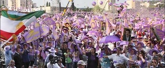 مجموعة من الشباب في مدينة مشهد يعلنون عن دعمهم لتجمع المقاومة الإيرانية الضخم في باريس