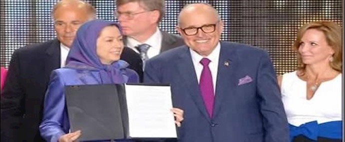 الشخصيات الأمريکية يقدمون بيانا للرئيسة المنتخبة للمقاومة الإيرانية علی يد العمدة رودي جولياني