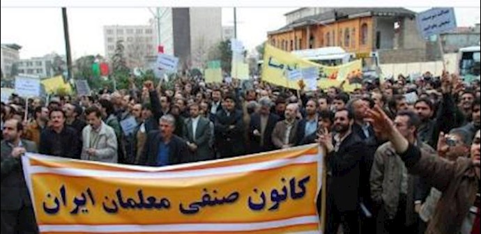 إيران.. اعتقال رئيس نقابة المعلمين بسبب الاحتجاجات