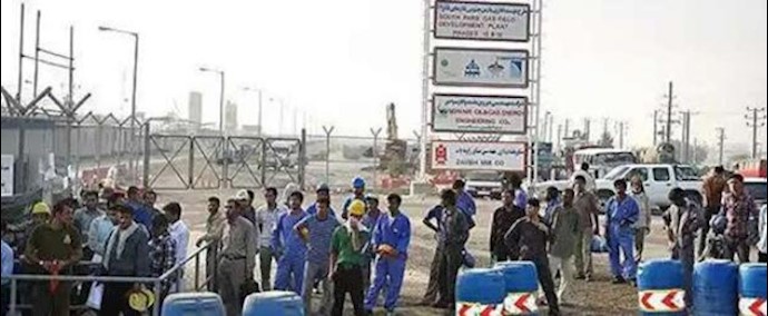 ايران.. عمال وممرضون بمدينة عسلوية يواصلون احتجاجاتهم