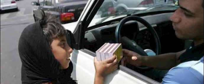مرکز الإحصاء للنظام الإيراني: هناک مليون و700ألف عامل قاصر في إيران