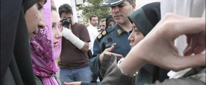 تقرير تحليلي: خوف نظام الملالي من إيجاد الثغرة في قمع الحريات في إيران