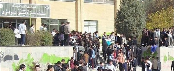 ايران.. طلاب جامعيون ومواطنون يخوضون مواجهات مع عناصر النظام في کرمانشاه وصحنه