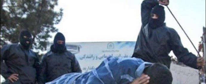 ايران.. تنفيذ الحکم اللاإنساني بالجد بالسوط علنا بحق 4 أشخاص في محافظة خراسان رضوي