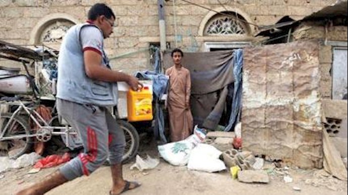 وصول 160 طنًا من المساعدات الغذائية إلی عدن.. ونصف سکان المدينة نزحوا عنها