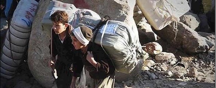 ايران.. قوة الحرس المجرمة تقتل عتالين کردين