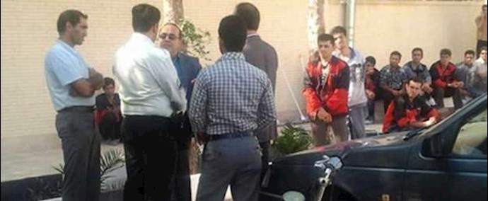 تجمع احتجاجي نظمه مئات من العمال المضربين في بلدة «سليماني صباحي» صناعية بمدينة کاشان