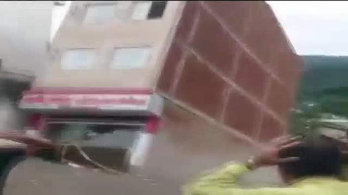 شاهد انهيار بنايات بالکامل إثر فيضانات في إيران
