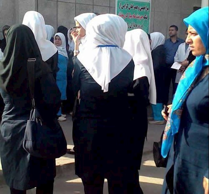 ايران.. الممرضون والکوادر العلاجية في بابلسر ويزد يضموا أصواتهم الی أصوات سائر زملائهم في المدن الأخری