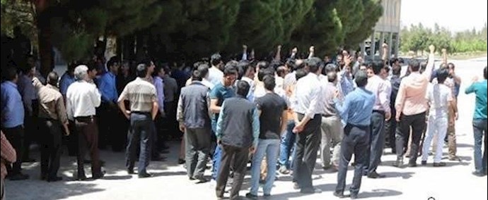 إيران.. اليوم السادس علی التوالي من إضراب العمال في مدينة «شهربابک» بمحافظة «کرمان»