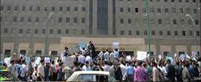 تجمعان احتجاجيان أمام مبنی برلمان النظام
