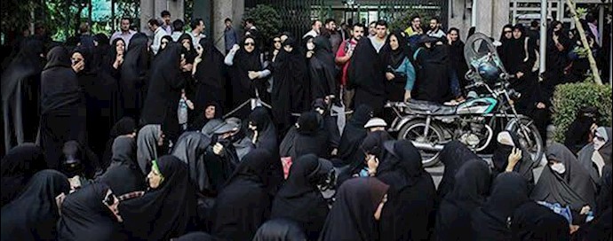 إيران.. معلمو روضات الأطفال باتوا الليل أمام برلمان النظام المتخلف