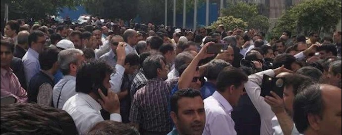 إيران.. الإذعان بتجمع نظمه ما يقارب ثلاثة آلاف من المعلمين أمام برلمان نظام الملالي