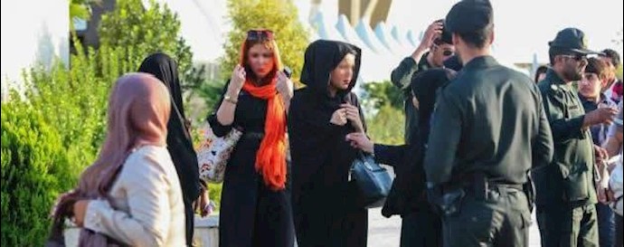 توقيف عدد من النساء في شارع “انقلاب“ (الثورة) للعاصمة طهران