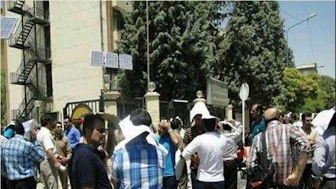 تجمعان احتجاجيان في مدينة کرمانشاه